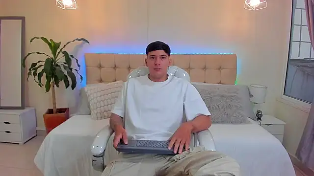 Snapshot of Damian23__ chatting on 01.15.25 Damian23 online show from 01.15.25