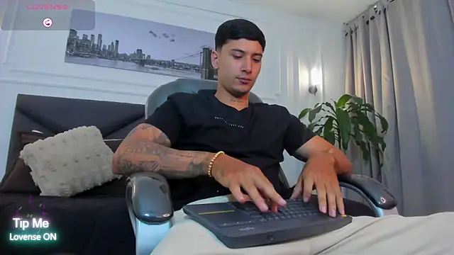 Snapshot of Damian23__ chatting on 11.06.25 Damian23 online show from 11.06.25