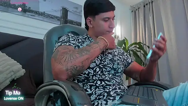 Snapshot of Damian23__ chatting on 11.11.25 Damian23 online show from 11.11.25