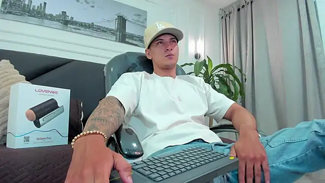 Snapshot of Damian23__ chatting on 11.12.25 Damian23 online show from 11.12.25