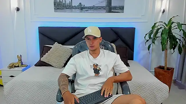 Snapshot of Damian23__ chatting on 12.02.25 Damian23 online show from 12.02.25