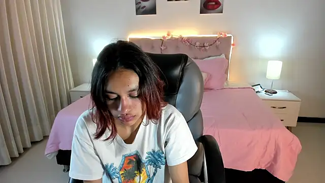Snapshot of Kat_cute_ chatting on 09.24.25 Kat cute online show from 09.24.25