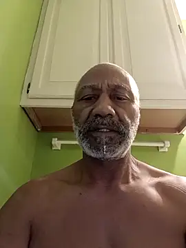 Snapshot of yasohw chatting on 11.24.25 yasohw online show from 11.24.25