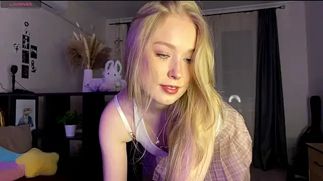Snapshot of SweetDarcy chatting on 10.23.25 SweetDarcy online show from 10.23.25