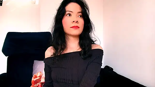 Snapshot of miabeautyxx chatting on 04.22.26 miabeautyxx online show from 04.22.26