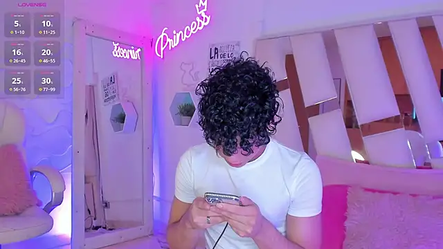 Snapshot of EthanCollens chatting on 01.08.25 EthanCollens online show from 01.08.25