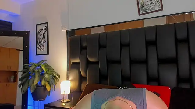 Snapshot of JadeSmiith_ chatting on 10.21.25 JadeSmiith online show from 10.21.25