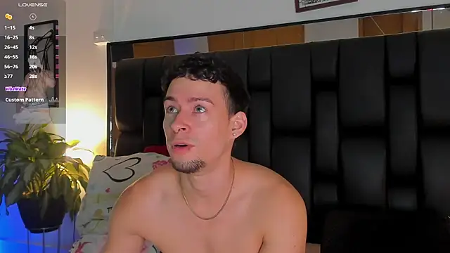 Snapshot of JadeSmiith_ chatting on 11.25.25 JadeSmiith online show from 11.25.25