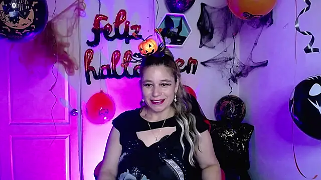 Snapshot of AuroraRojas chatting on 10.21.25 AuroraRojas online show from 10.21.25