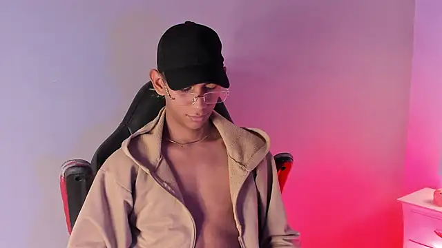 Snapshot of Nick_Collins18 chatting on 10.15.25 Nick Collins18 online show from 10.15.25