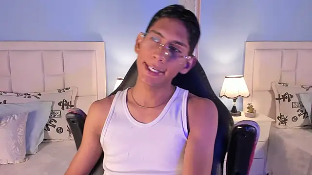 Snapshot of Nick_Collins18 chatting on 10.16.25 Nick Collins18 online show from 10.16.25