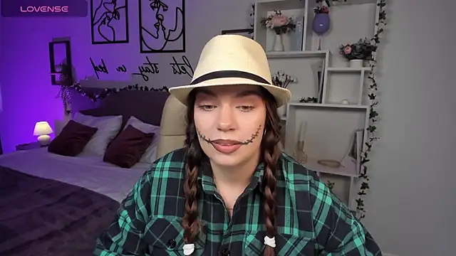 DaniellaLovely online show from 10.22.25