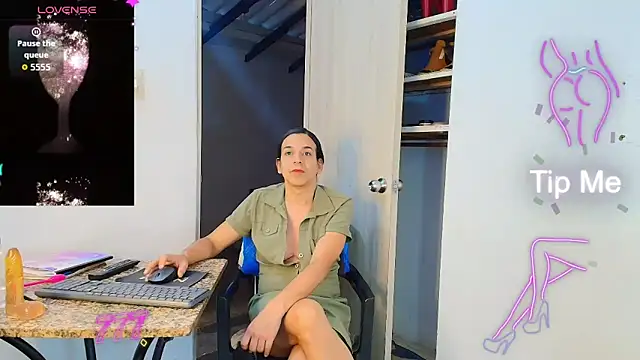 Snapshot of Oh_Tique chatting on 06.19.26 Oh Tique online show from 06.19.26