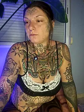 Snapshot of lizzardqueeen chatting on 10.14.25 lizzardqueeen online show from 10.14.25