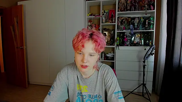 Snapshot of School_Love chatting on 05.20.26 School Love online show from 05.20.26