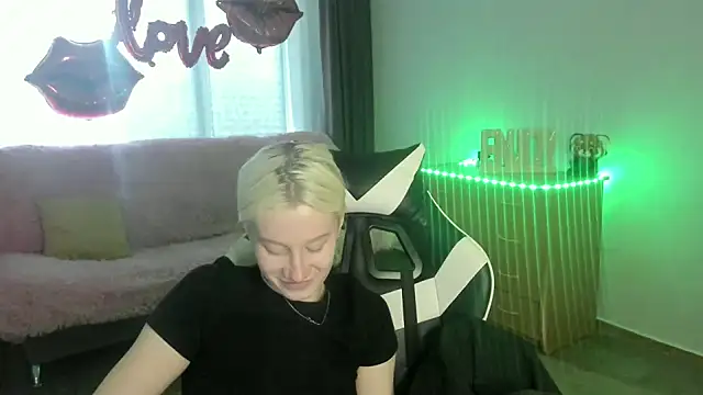 Snapshot of EnigmaSee chatting on 04.27.26 EnigmaSee online show from 04.27.26