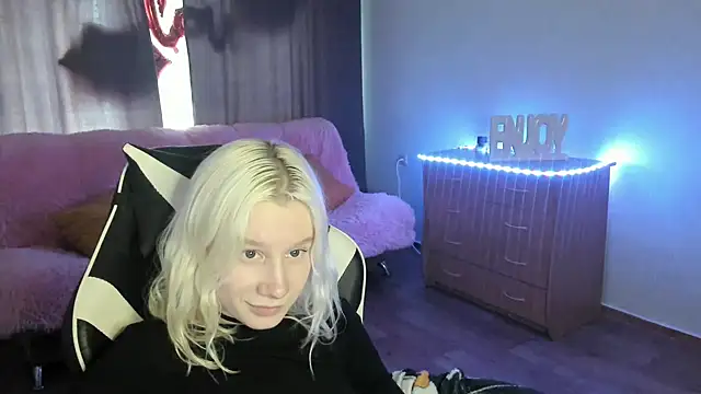 Snapshot of EnigmaSee chatting on 05.18.26 EnigmaSee online show from 05.18.26