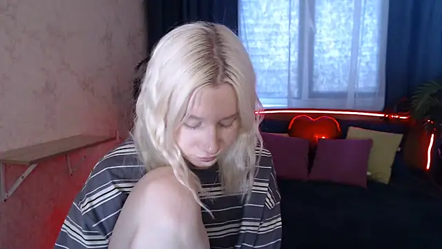 Snapshot of EnigmaSee chatting on 05.25.26 EnigmaSee online show from 05.25.26