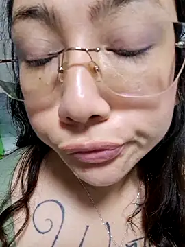 Snapshot of Mia_Ruiz chatting on 10.30.25 Mia Ruiz online show from 10.30.25