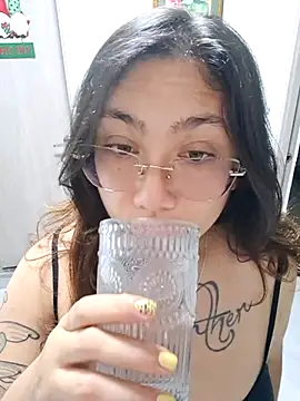 Snapshot of Mia_Ruiz chatting on 11.27.25 Mia Ruiz online show from 11.27.25