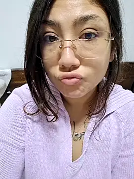 Snapshot of Mia_Ruiz chatting on 11.28.25 Mia Ruiz online show from 11.28.25