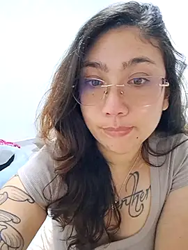 Snapshot of Mia_Ruiz chatting on 12.17.25 Mia Ruiz online show from 12.17.25