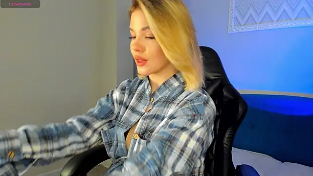 Snapshot of Anna_Robinson chatting on 03.05.25 Anna Robinson online show from 03.05.25