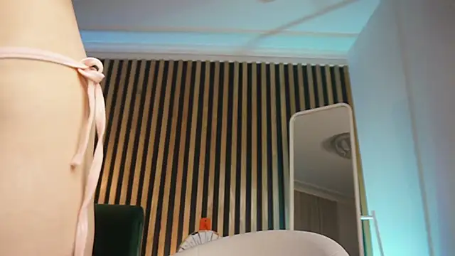 MiaMews online show from 02.18.25