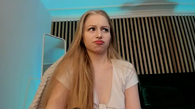 MiaMews online show from 03.14.25