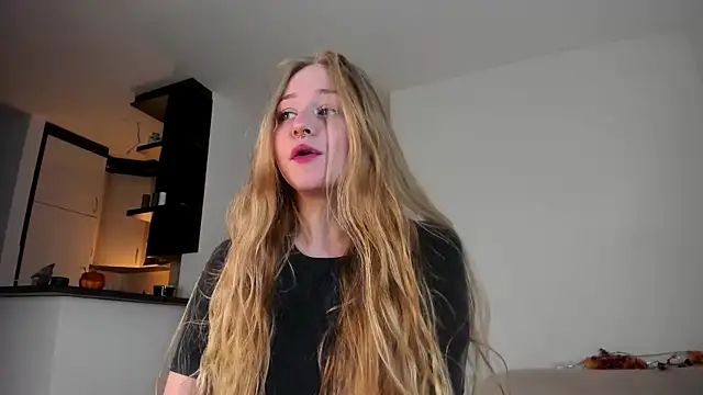 MiaMews online show from 10.28.25