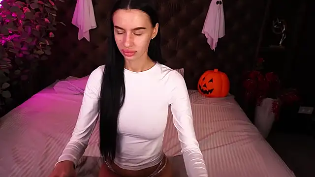 Snow WhiteeeX online show from 10.31.25