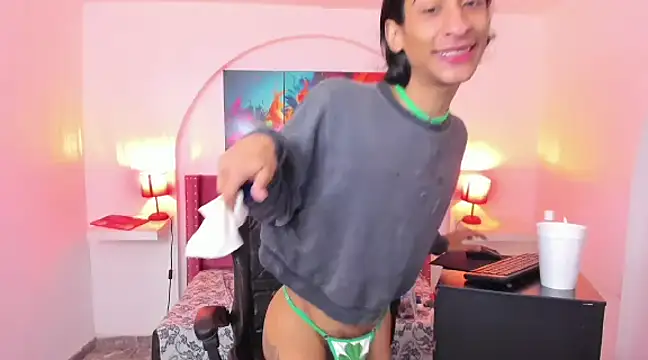 Snapshot of SofiaNaugthyxTS chatting on 03.18.25 SofiaNaugthyxTS online show from 03.18.25