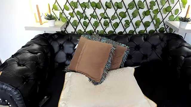 MARGOT WHISPER online show from 02.18.25