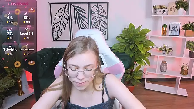 LayriantaVee online show from 02.16.25