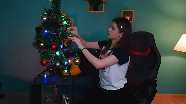 EvaThopson online show from 12.04.24