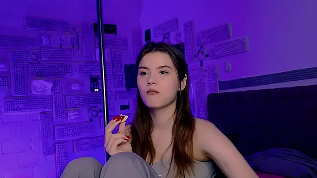 EvaThopson online show from 02.06.25