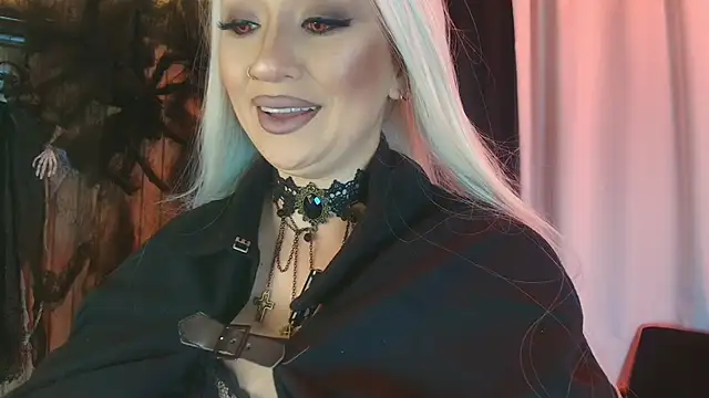 Snapshot of ArkaBella chatting on 10.31.25 ArkaBella online show from 10.31.25