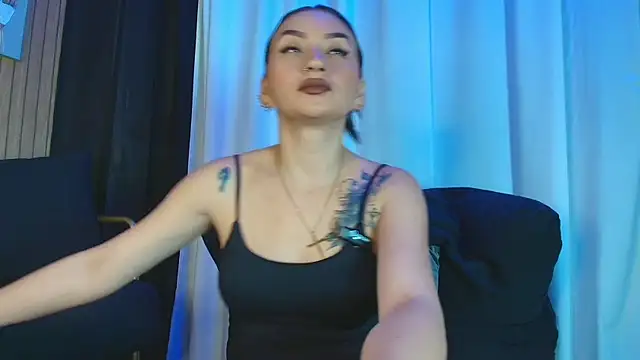 Snapshot of ArkaBella chatting on 11.15.25 ArkaBella online show from 11.15.25