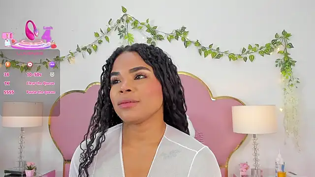 NahiaraReina online show from 09.12.25