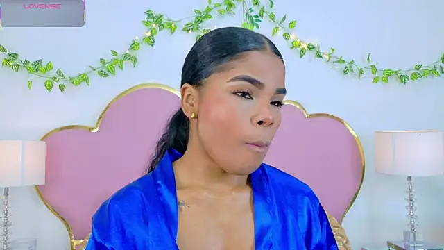 NahiaraReina online show from 10.28.25