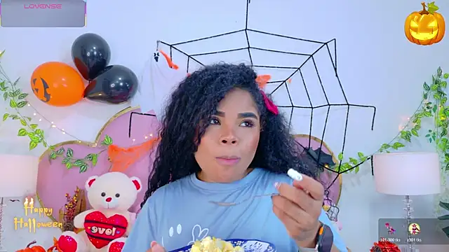 NahiaraReina online show from 10.30.25