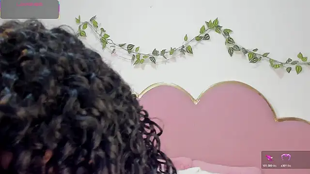 NahiaraReina online show from 12.21.25