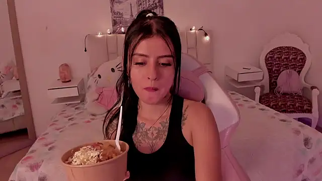 Snapshot of yenny_garcia chatting on 02.04.26 yenny garcia online show from 02.04.26