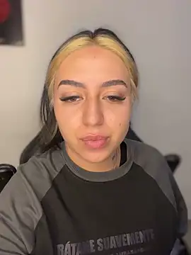 Snapshot of AnnikaMerliahh_ chatting on 10.31.25 AnnikaMerliahh online show from 10.31.25