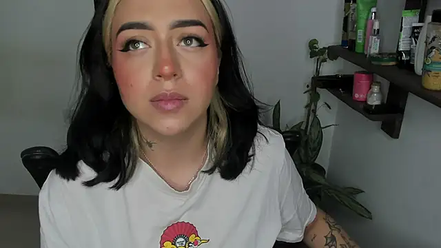 Snapshot of AnnikaMerliahh_ chatting on 12.20.25 AnnikaMerliahh online show from 12.20.25