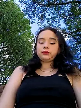 Snapshot of sweet_outdoor_charm chatting on 11.01.25 sweet outdoor charm online show from 11.01.25