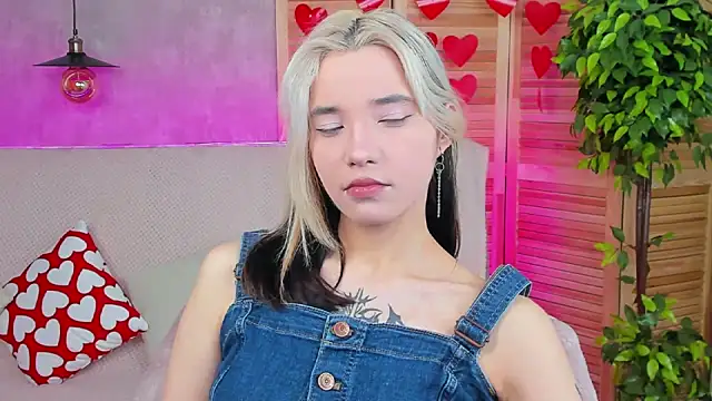 Snapshot of as1an_girlfriend chatting on 02.25.25 as1an girlfriend online show from 02.25.25