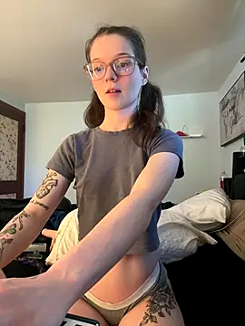 Snapshot of dreamteemergirl chatting on 10.15.25 dreamteemergirl online show from 10.15.25