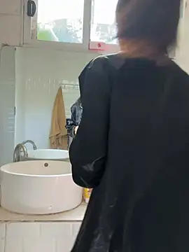 Snapshot of desiregirl69 chatting on 12.18.24 desiregirl69 online show from 12.18.24