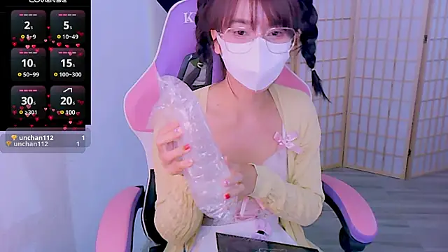 Snapshot of desiregirl69 chatting on 01.22.25 desiregirl69 online show from 01.22.25